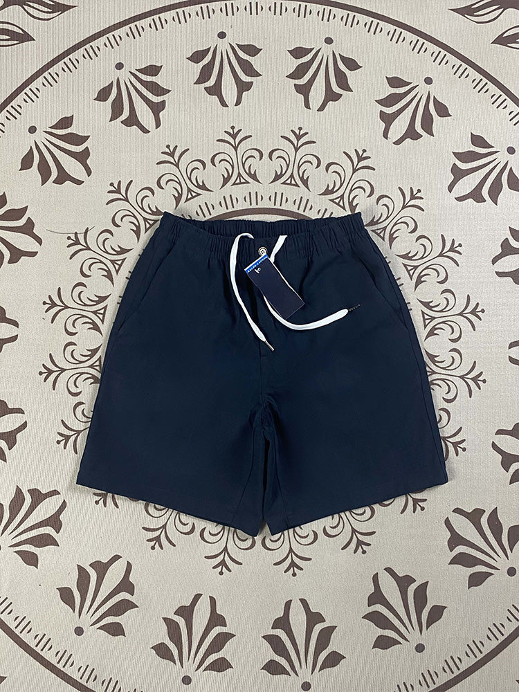 Men and women with the same new Joker couple style elastic waist zipper casual shorts.