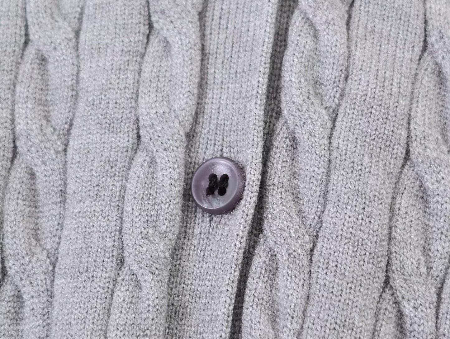 Women's contrasting spliced twisted checkered knit sweater