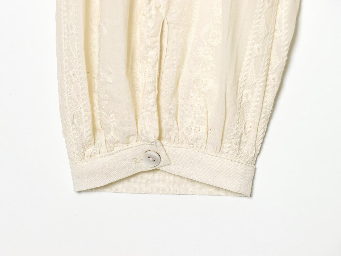 Women's short V-neck embroidered shirt