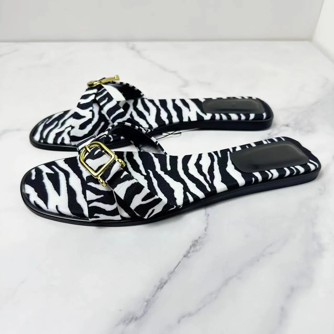 New 2024 Fashion Women's Flat Slippers Square Head Joker Cross Belt Travel Leisure Slippers Women