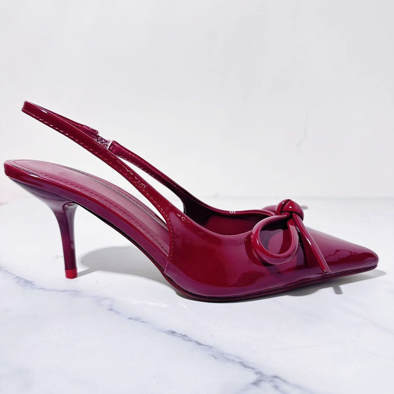 Women's New Fashion Joker Pointy Red Painted Bow Decorated with Fashionable Shallow-mouthed Rear Strap Sandals.