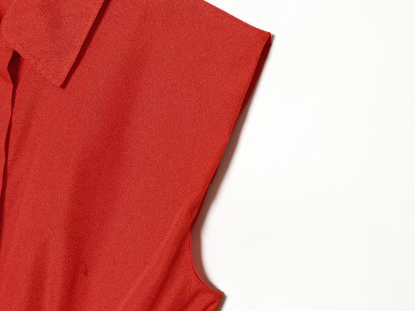 Women's sleeveless pleated button up shirt